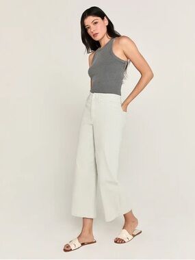 Unpublished Gemma high rise crop in crystal size 29